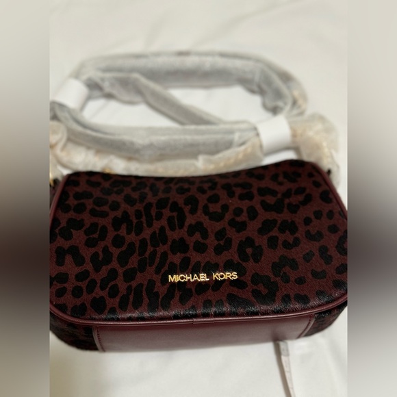 🌟MICHAEL MICHAEL KORS🌟 NWT Carmela Sm Pouchette Crossbody Leather Color:Oxblood - Picture 4 of 8